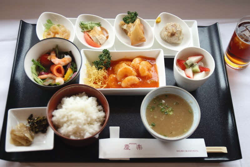 藤井聡太棋王の昼食は「慶楽味わいランチ」「ウーロン茶（冷）」（日本将棋連盟提供）