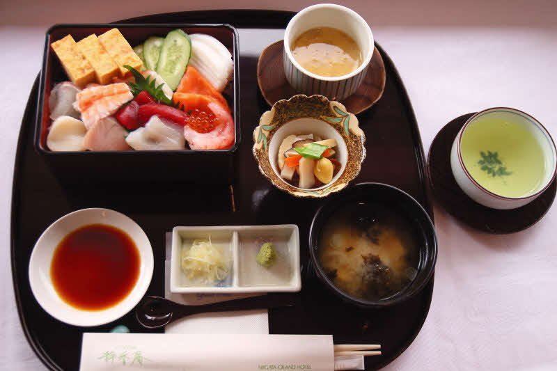伊藤匠七段の昼食は「海の幸重」「緑茶」（日本将棋連盟提供）