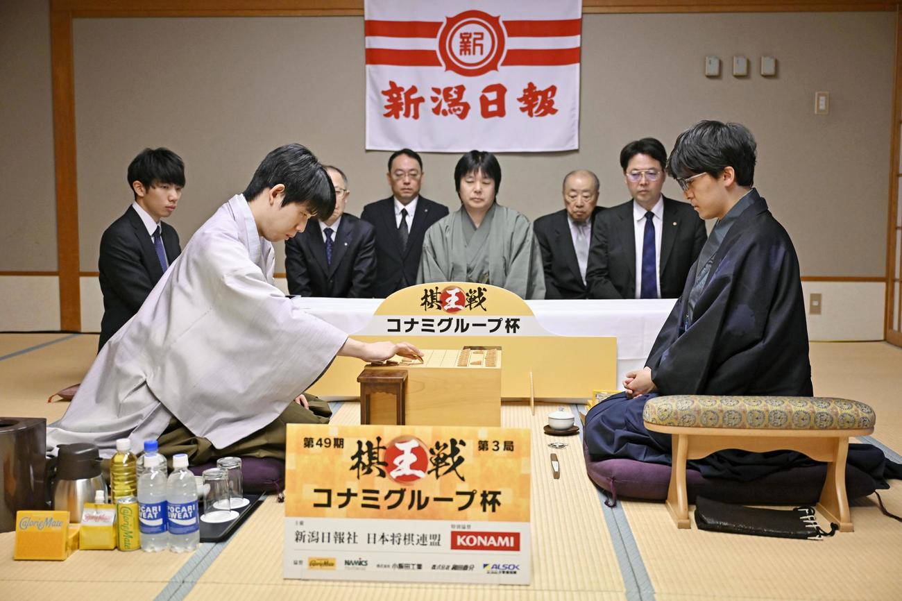 将棋の第49期棋王戦コナミグループ杯5番勝負第3局で、初手を指す藤井聡太棋王（左）と伊藤匠七段＝3日午前、新潟市（共同）