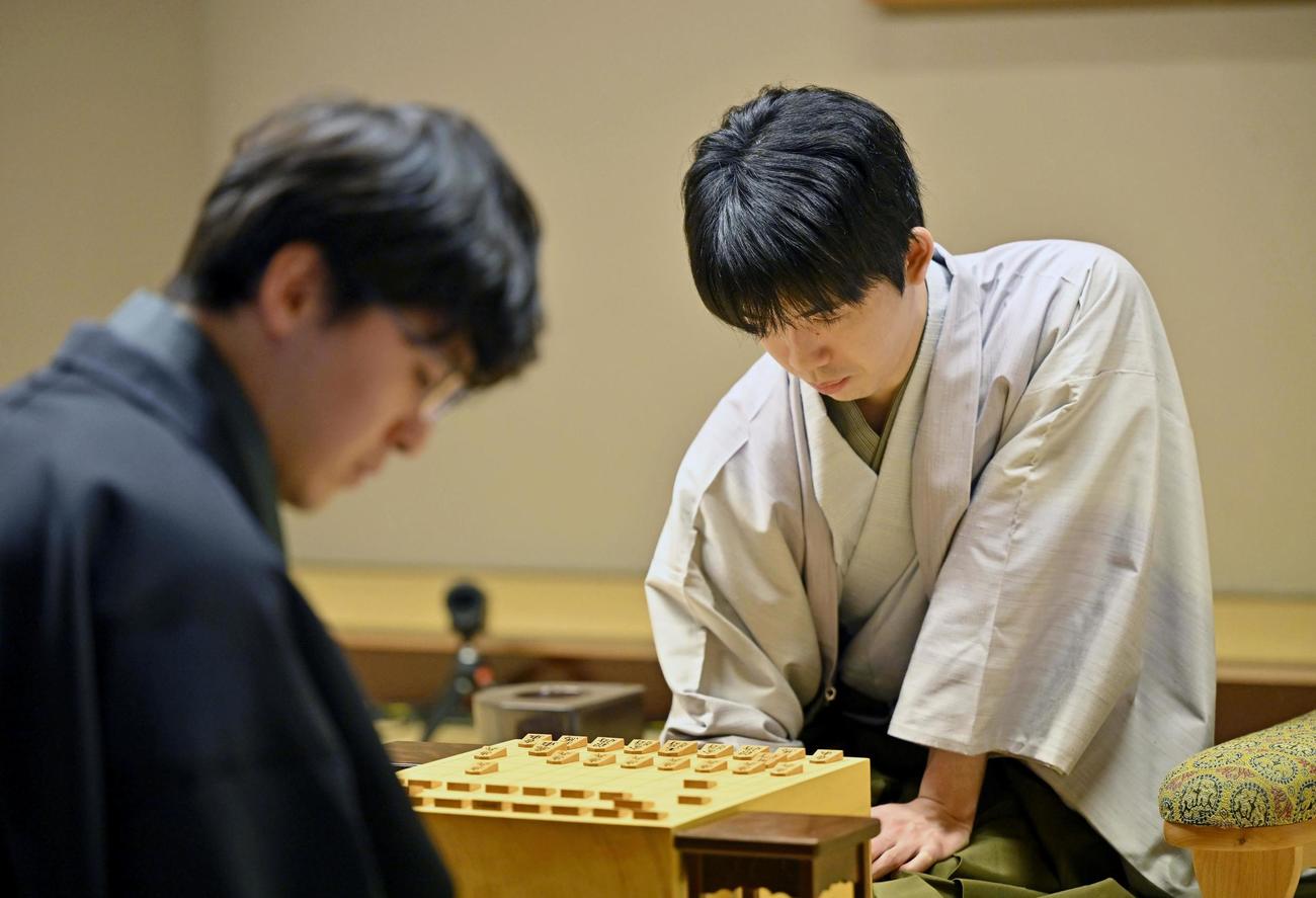 将棋の第49期棋王戦コナミグループ杯5番勝負第3局で、伊藤匠七段（左）と対局する藤井聡太棋王＝3日午前、新潟市（共同）