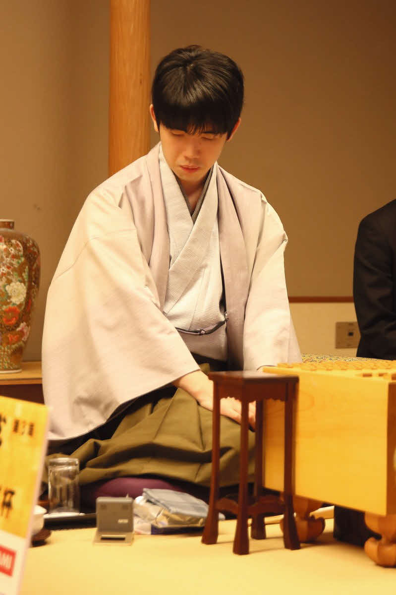 第2局に続いての連勝で初防衛まであと1勝としたい藤井聡太棋王（日本将棋連盟提供）