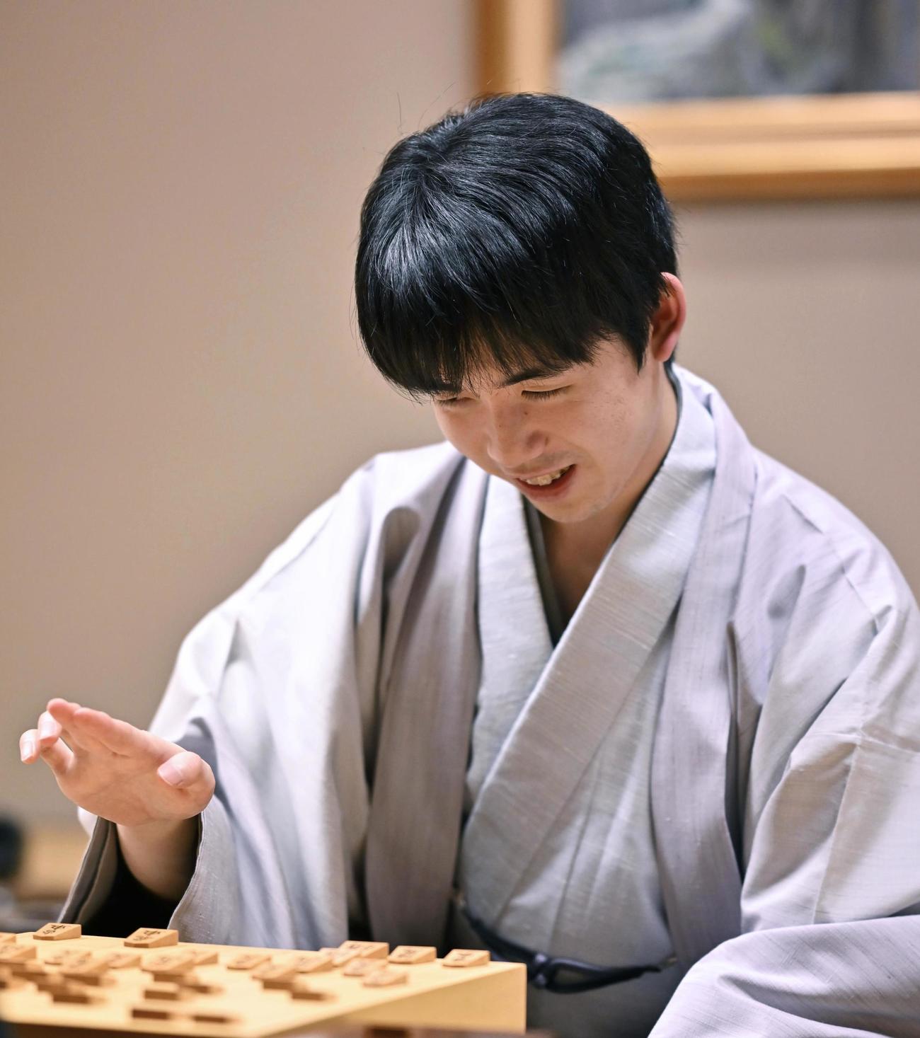 感想戦で笑顔をみせる藤井聡太棋王（共同）