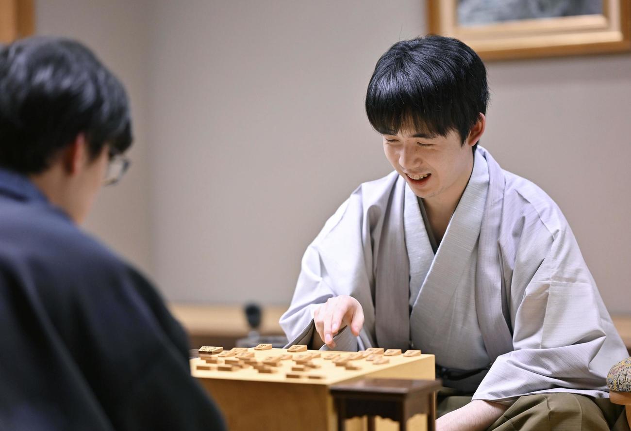 感想戦に臨む伊藤匠七段（左）と藤井聡太棋王（共同）