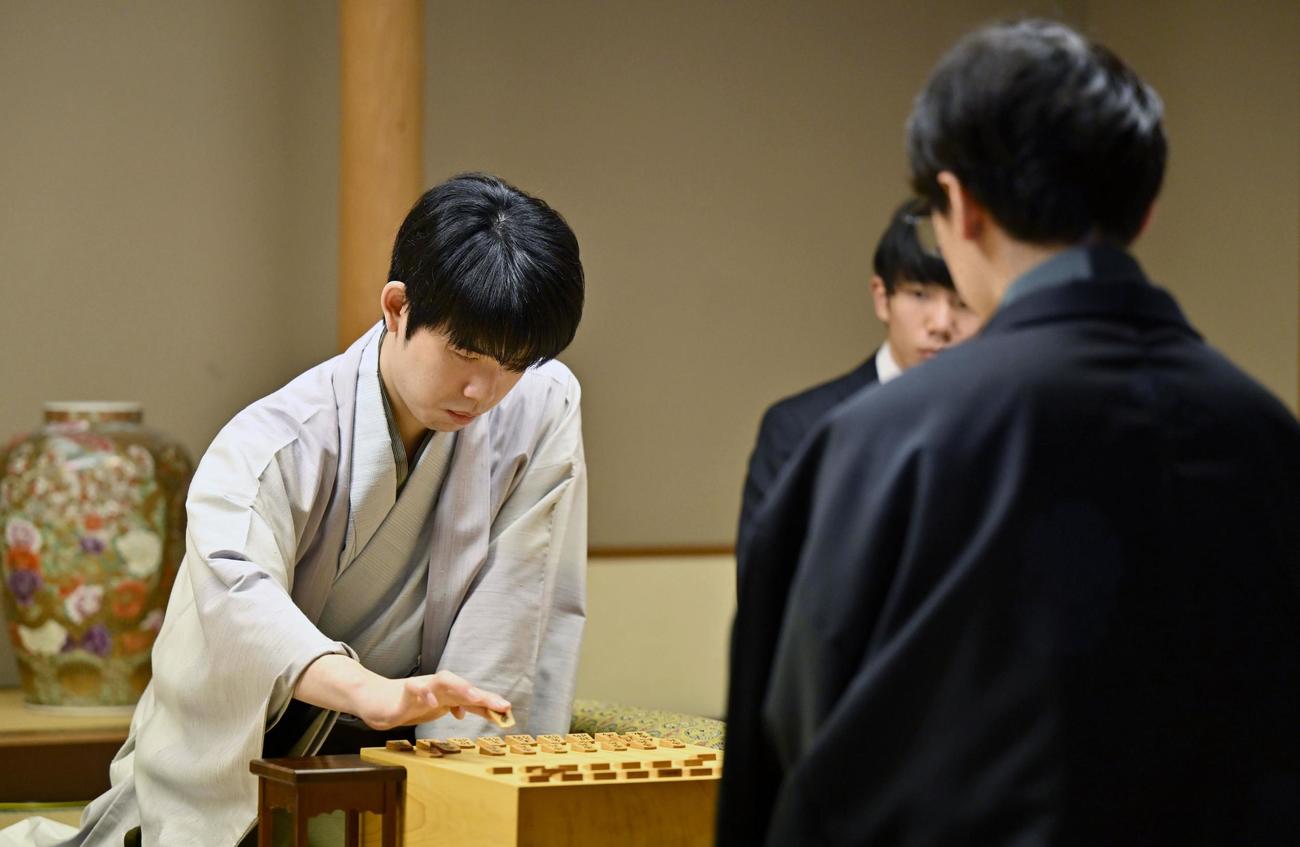 第49期棋王戦コナミグループ杯5番勝負第3局で、伊藤匠七段（右手前）と対局する藤井聡太棋王（共同）
