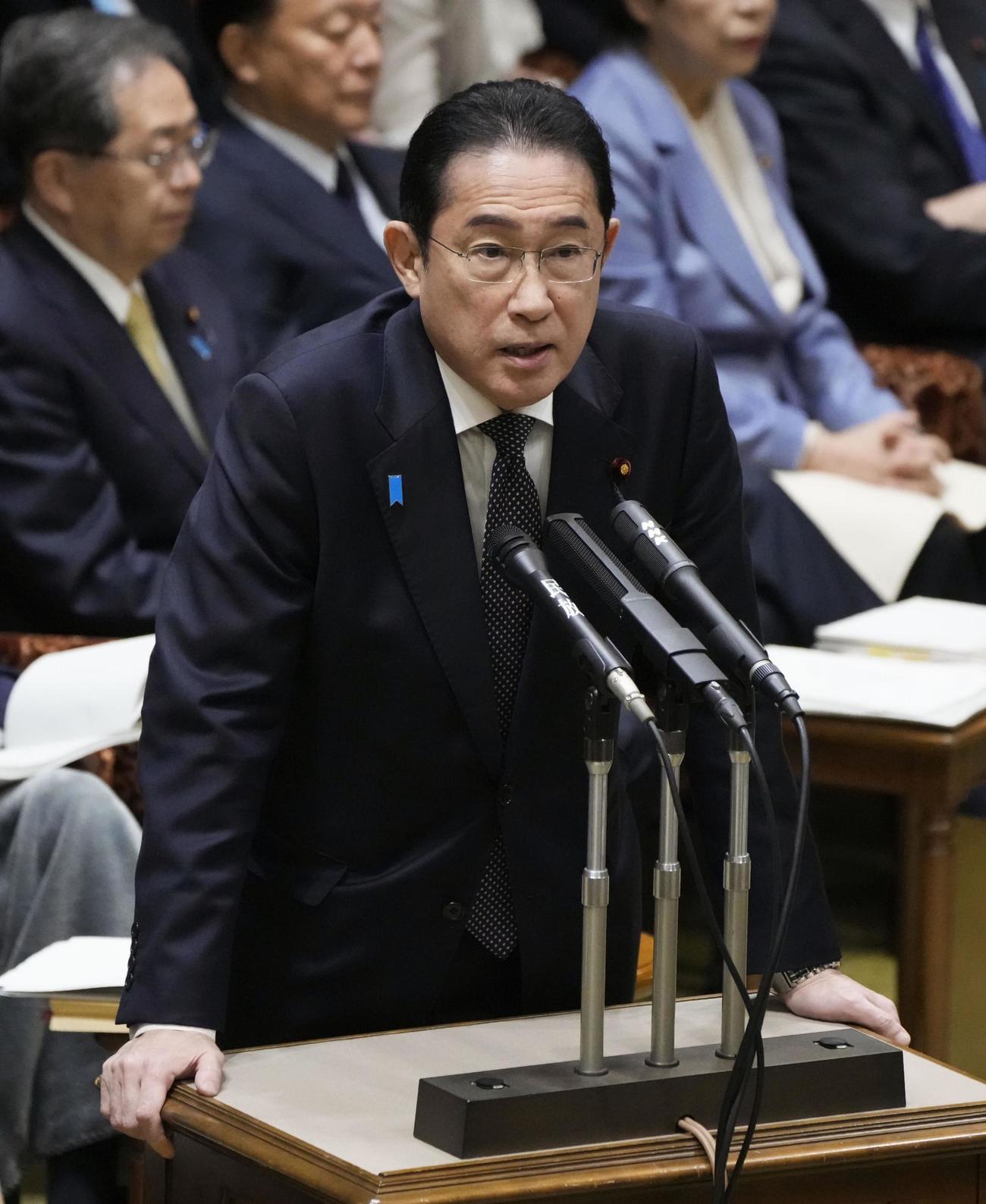 参院予算委で答弁する岸田首相（共同）