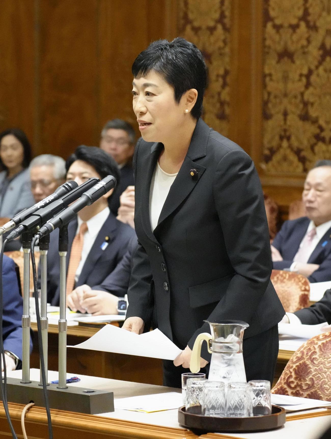 参院予算委で質問する立憲民主党の辻元清美氏（共同）