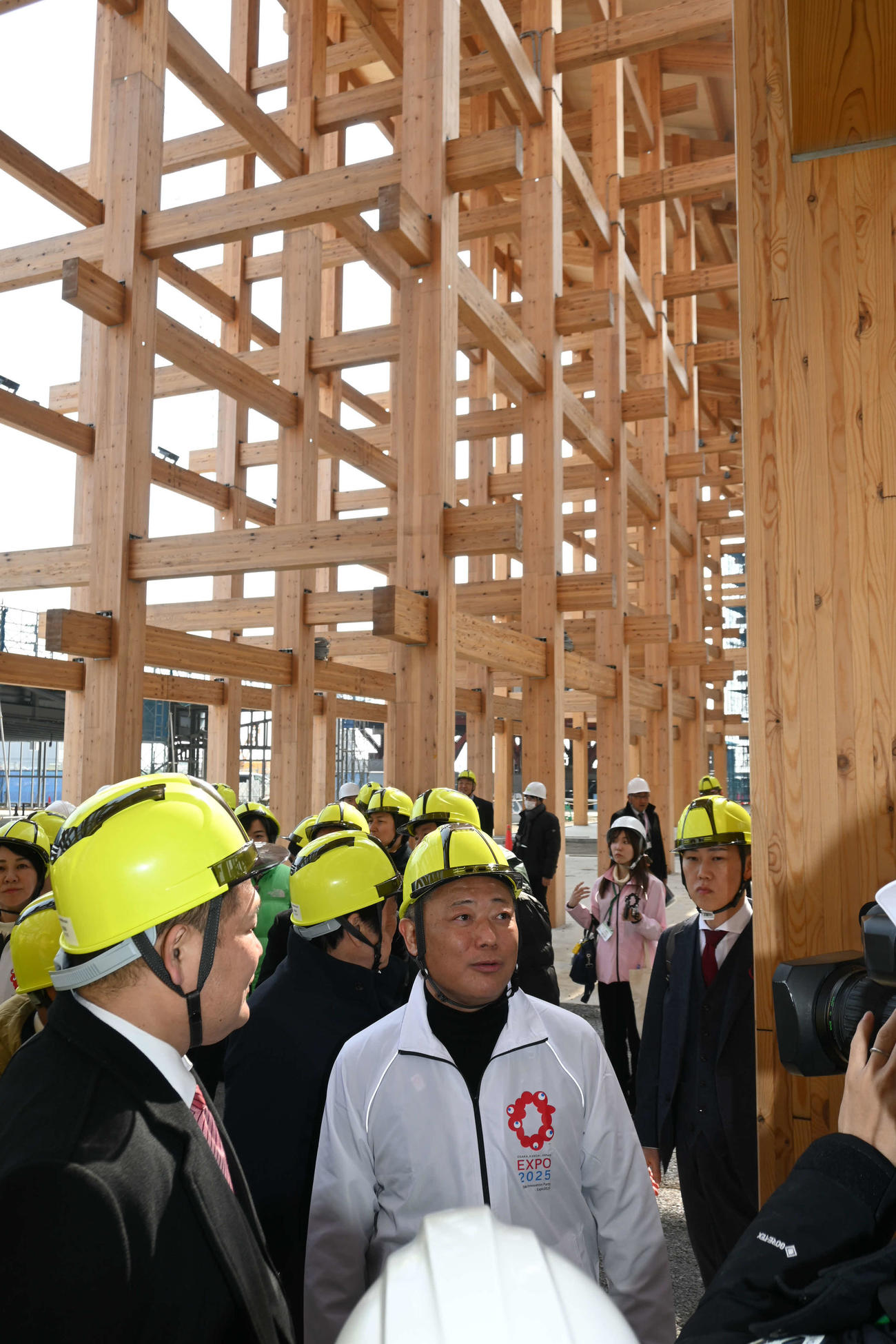 建造中の木造リング（大屋根）を現地視察した日本維新の会の馬場伸幸代表（撮影・松浦隆司）