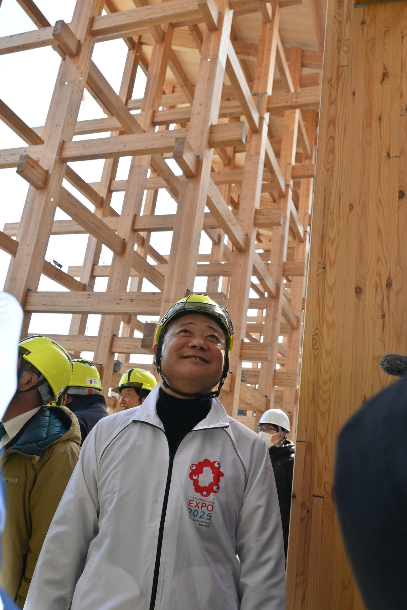 建造中の木造リング（大屋根）を現地視察した日本維新の会の馬場伸幸代表（撮影・松浦隆司）