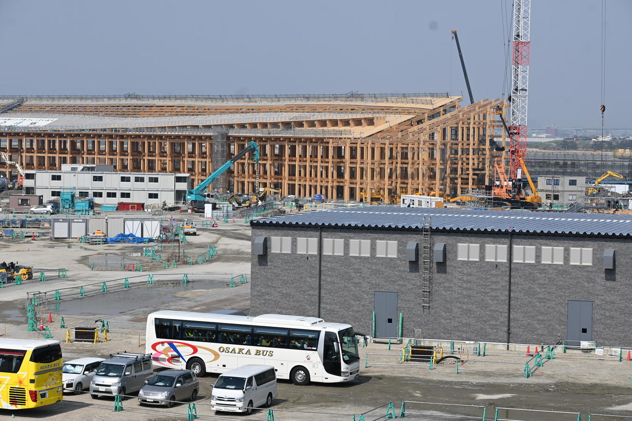建造中の木造リング（大屋根）（撮影・松浦隆司）