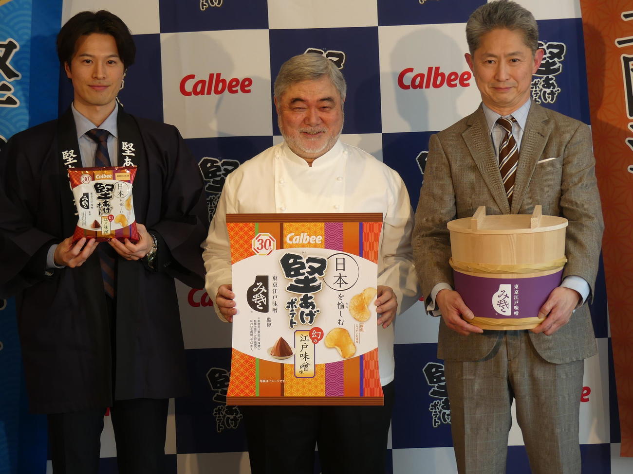 三國清三シェフ（中央）が監修した「堅あげポテト　幻の江戸味噌味」をお披露目する左からカルビー福原椋太氏、三國氏、日出味噌醸造元の河村浩之社長（撮影・中山知子）