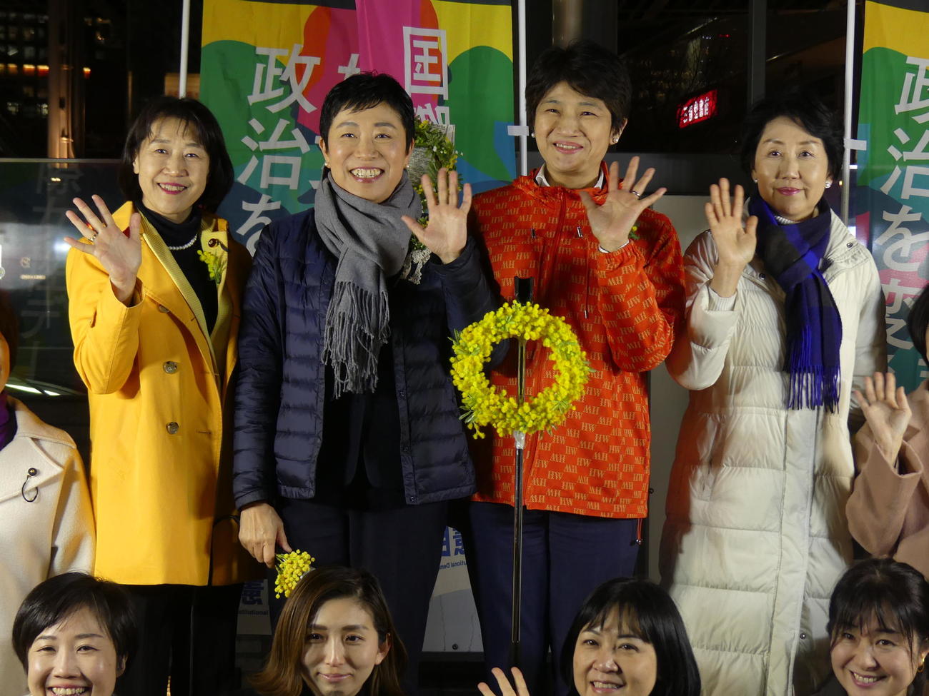 「国際女性デー」を前に立憲民主党が行った街頭演説に参加した辻元清美代表代行（左から2人目）ら党所属女性議員（撮影・中山知子）
