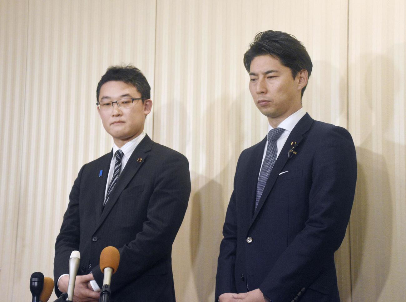 自民党和歌山県連の懇親会を巡り、取材対応する青年局の藤原崇局長（左）と中曽根康隆局長代理（共同）