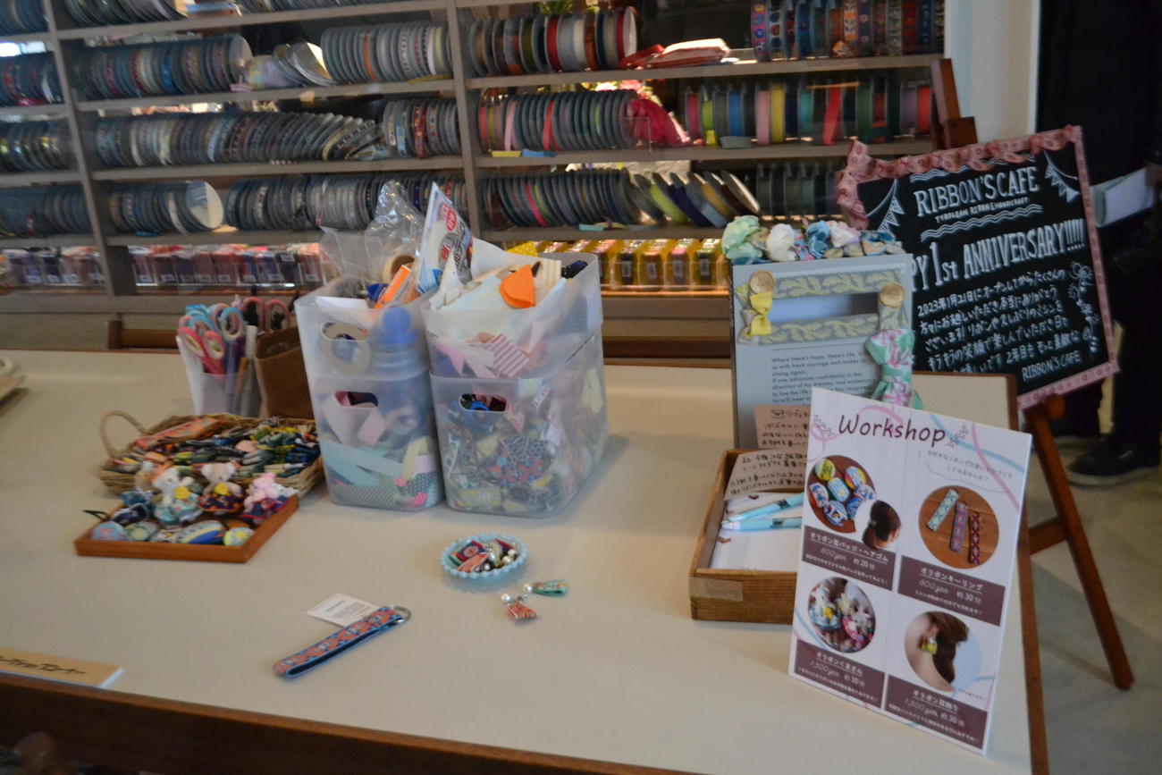 エイトリボンの工場の前にある「RIBBON’S CAFE」ではワークショップなどもできる
