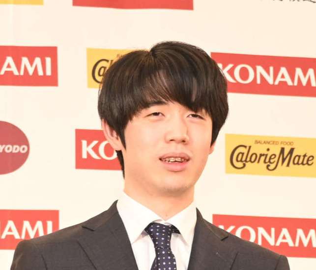 藤井聡太8冠（2024年2月撮影）