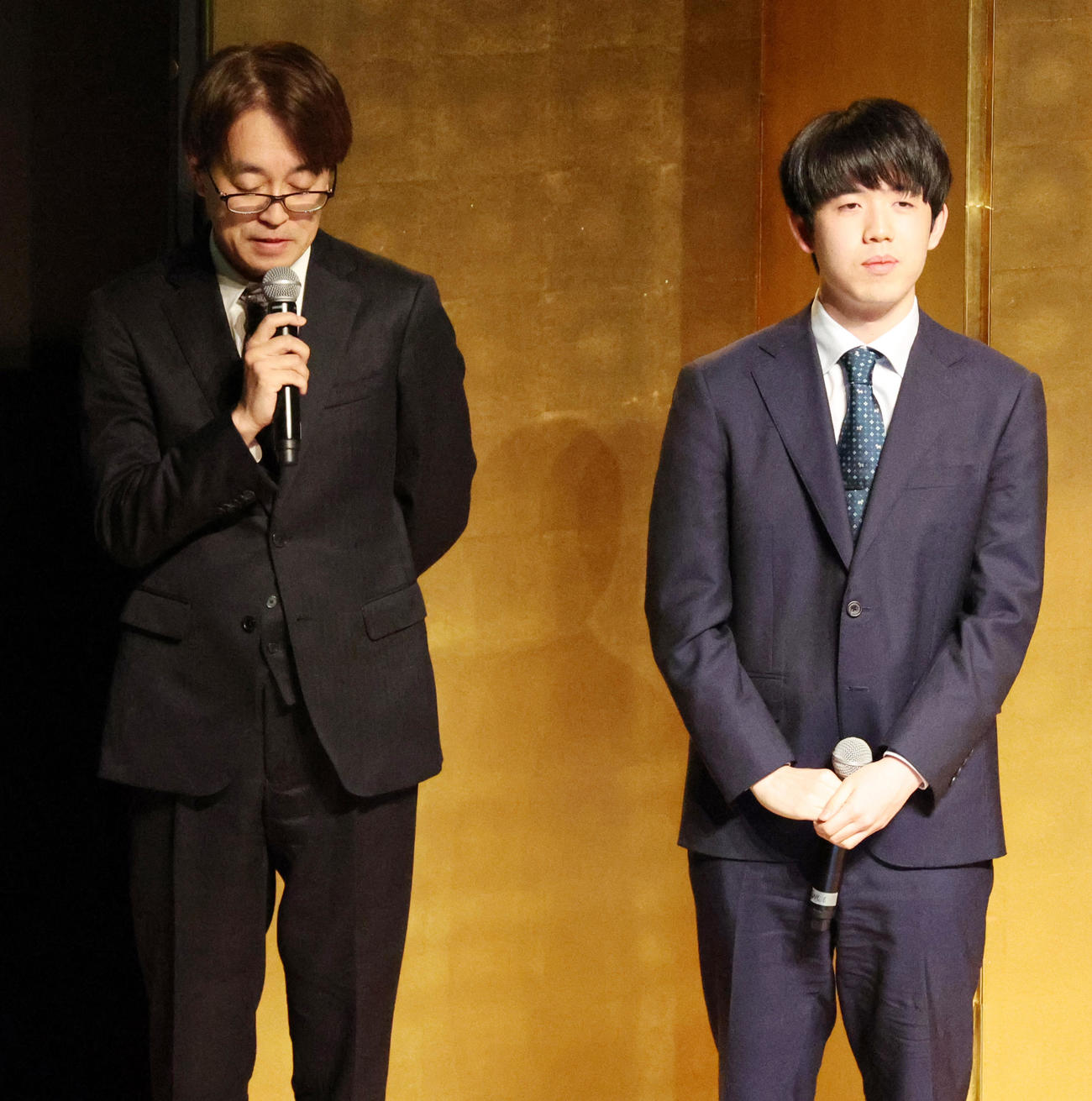 羽生善治九段（左）と藤井聡太8冠（2023年12月撮影）