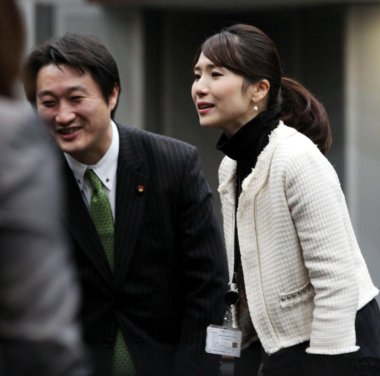 石川知裕元衆院議員（左）と元アナウンサーの香織夫人（2011年12月6日撮影）