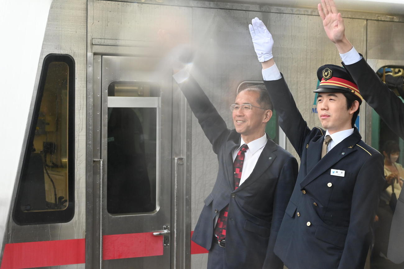 名古屋鉄道「尾張瀬戸駅」で、王将の駒のステッカーを貼った「将棋とれいん」の発車式に出席した藤井聡太8冠（中央）（撮影・松浦隆司）