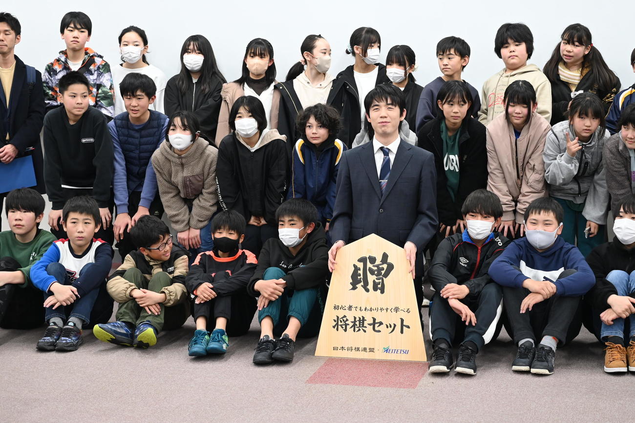 母校の瀬戸市立效範（こうはん）小学校の生徒に将棋セットを贈呈する藤井聡太8冠（撮影・松浦隆司）
