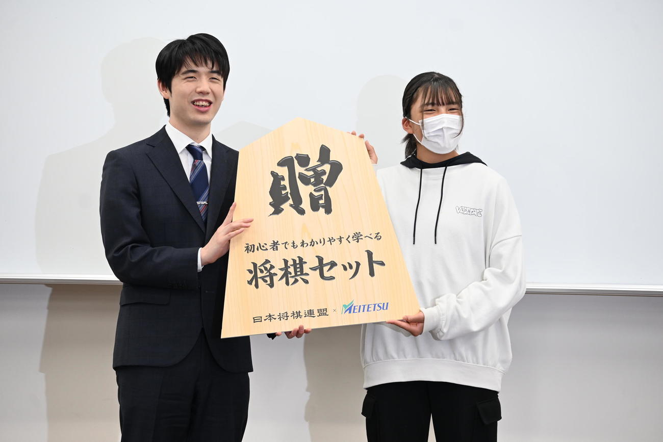 母校の瀬戸市立效範（こうはん）小学校の生徒に将棋セットを贈呈する藤井聡太8冠（撮影・松浦隆司）