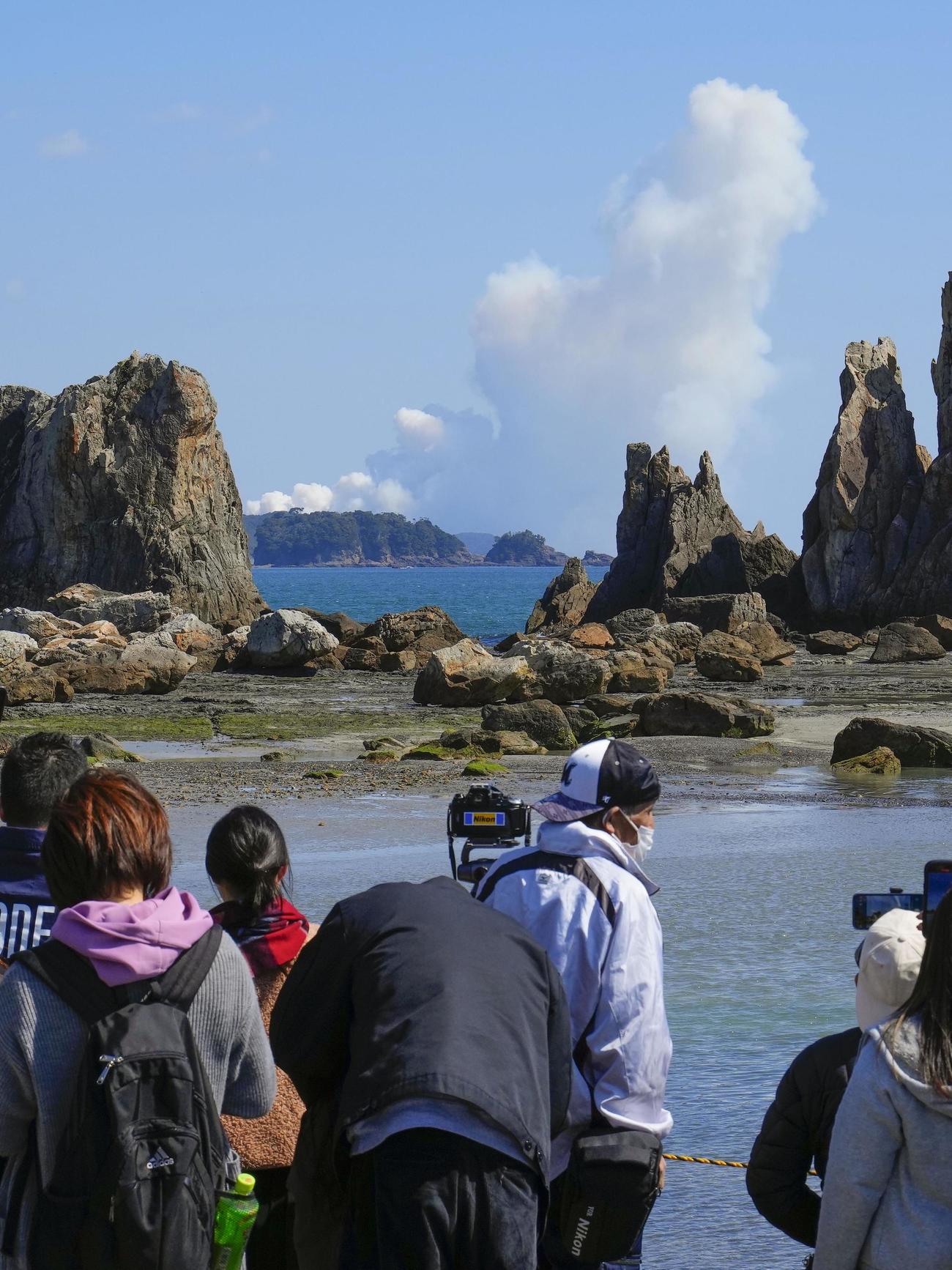和歌山県串本町の「橋杭岩」奥で上がる、小型ロケット「カイロス」1号機打ち上げ失敗の煙（共同）