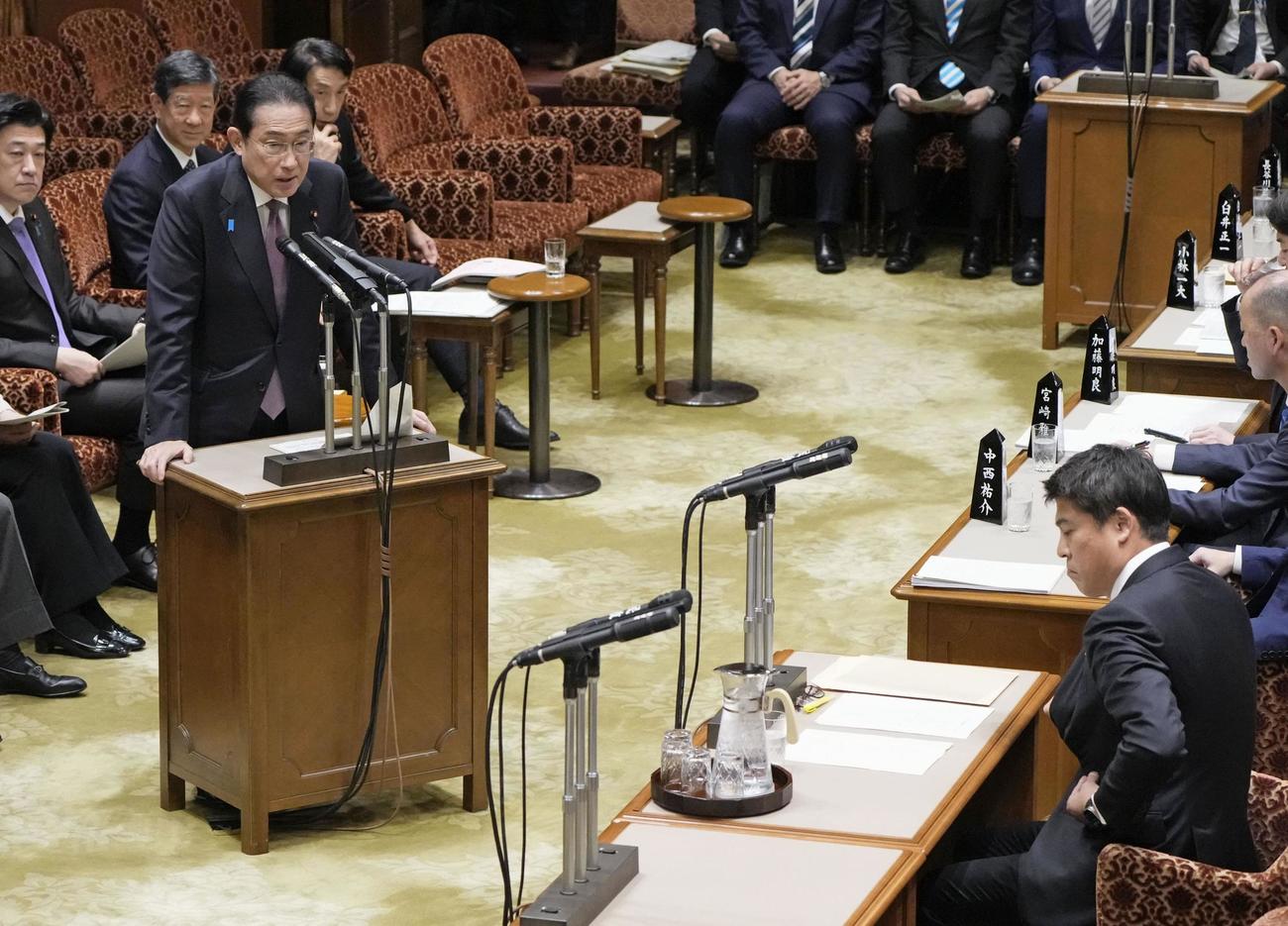 参院予算委で答弁する岸田首相（左）（共同）