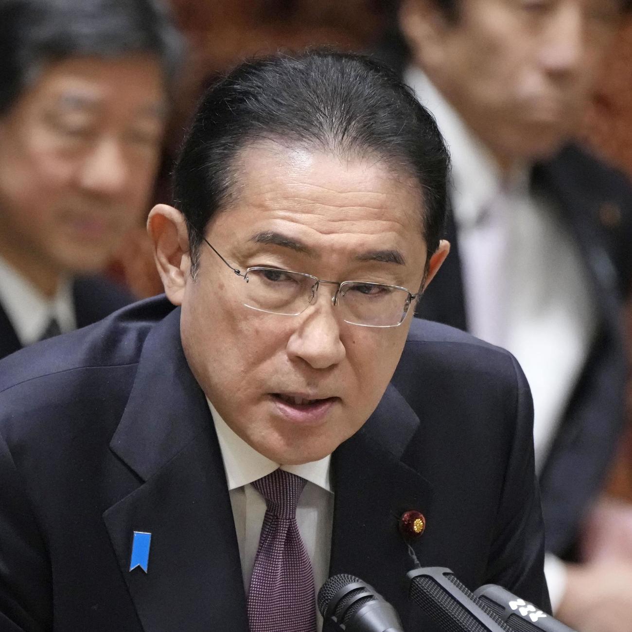 参院予算委で答弁する岸田首相（共同）