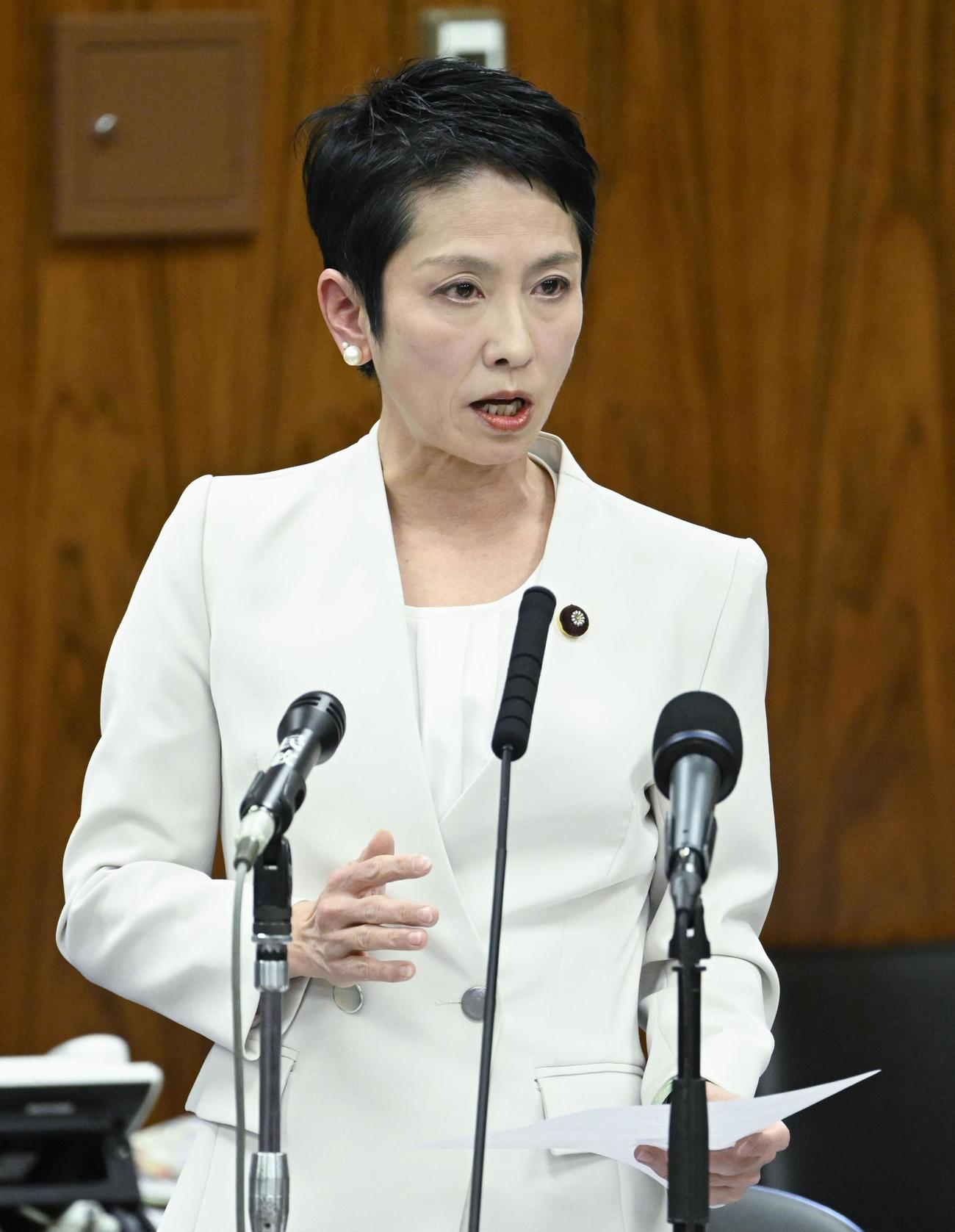 自民党派閥の政治資金パーティー裏金事件を受けた参院の政治倫理審査会で世耕前参院幹事長に質問する立憲民主党の蓮舫氏（共同）