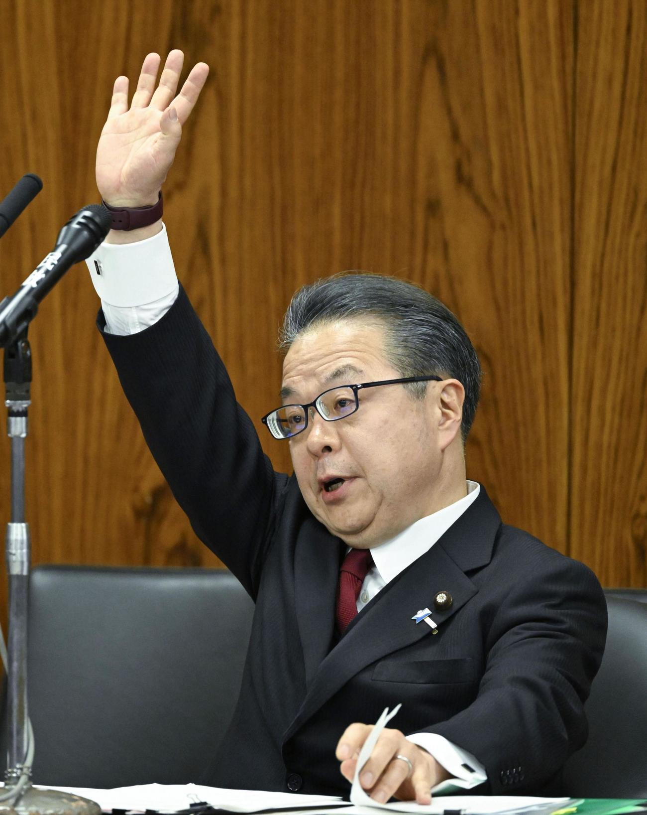 自民党派閥の政治資金パーティー裏金事件を受けた参院の政治倫理審査会で挙手する世耕前参院幹事長（共同）