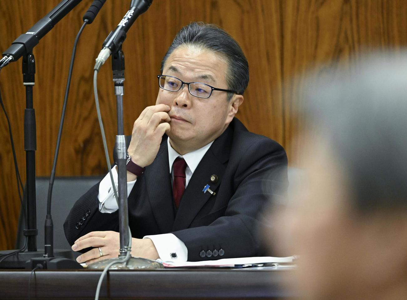 自民党派閥の政治資金パーティー裏金事件を受けた参院の政治倫理審査会で質問を聞く世耕前参院幹事長（共同）