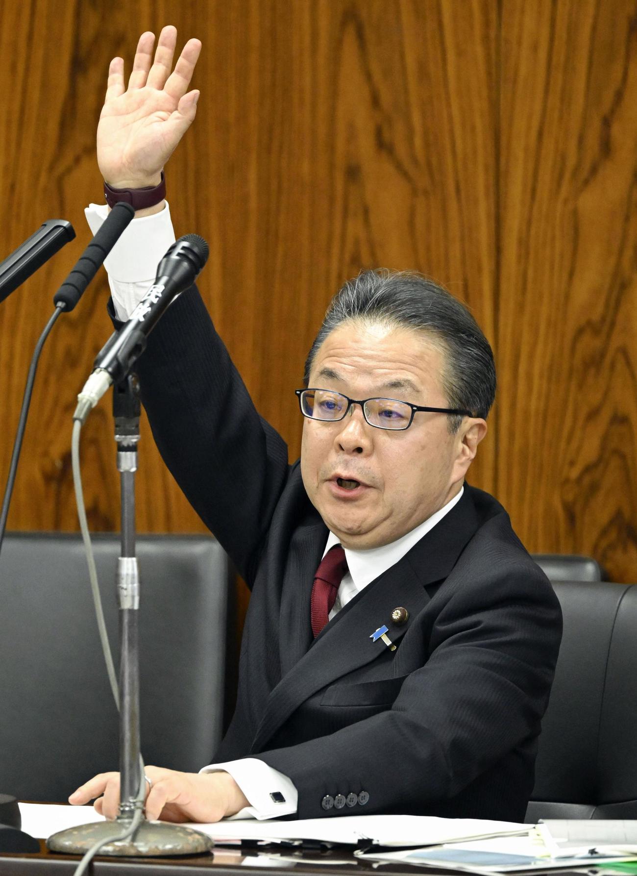 自民党派閥の政治資金パーティー裏金事件を受けた参院の政治倫理審査会で挙手する世耕前参院幹事長（共同）
