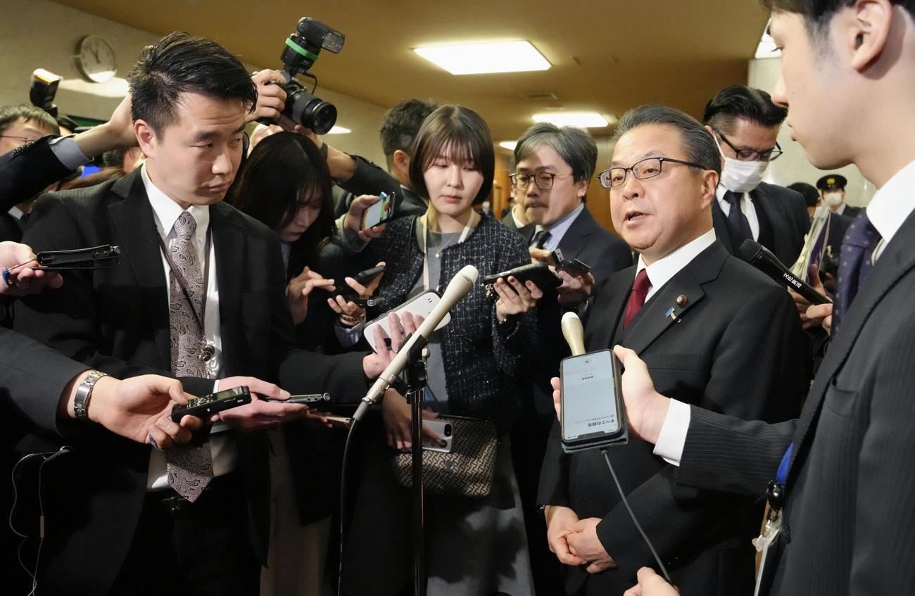 自民党派閥の政治資金パーティー裏金事件を受けた参院の政治倫理審査会を終え、記者団の取材に応じる世耕前参院幹事長（共同）