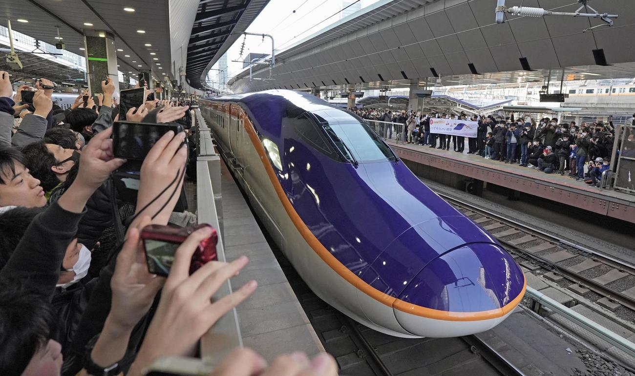 JR東京駅を出発する山形新幹線の新型車両「E8系」（共同）