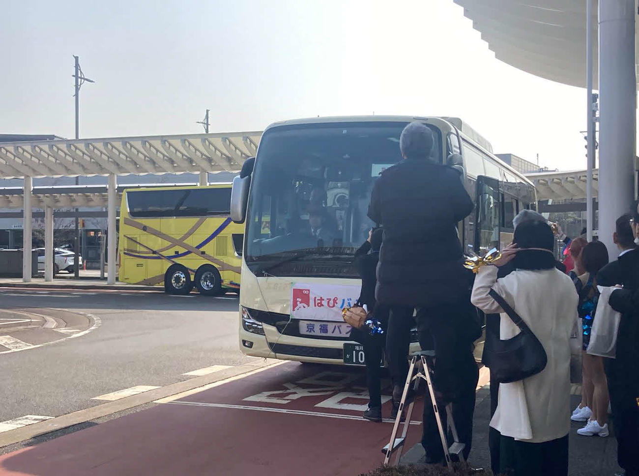 北陸新幹線福井駅前を出発する「はぴバス」
