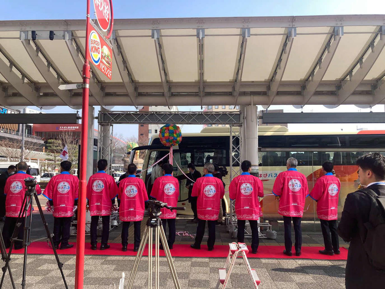 北陸新幹線福井駅前で行われた「はぴバス」の出発式