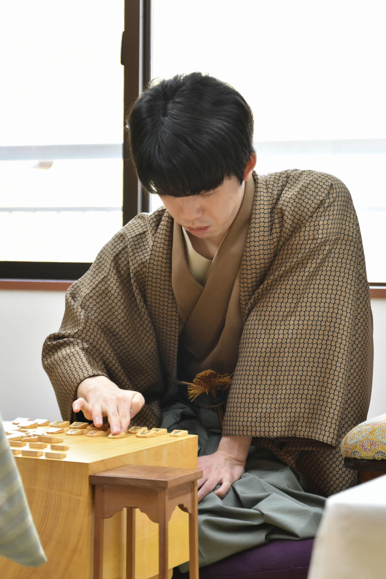 昨年6冠を獲得したとの同じ場所で8冠保持と初防衛を目指す藤井聡太棋王（日本将棋連盟提供）