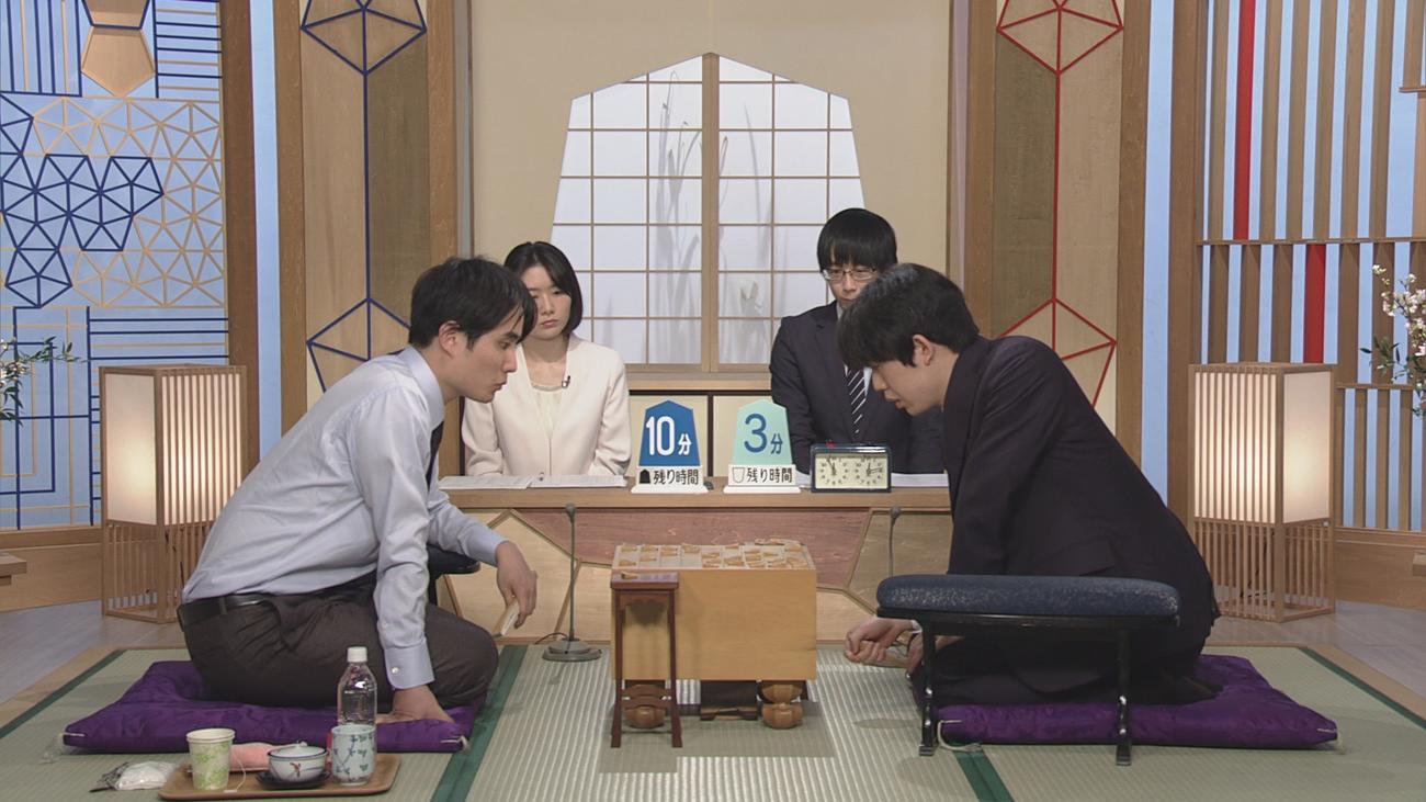 NHK杯決勝に臨んだ佐々木勇気八段（左）、藤井聡太8冠（日本放送協会提供）