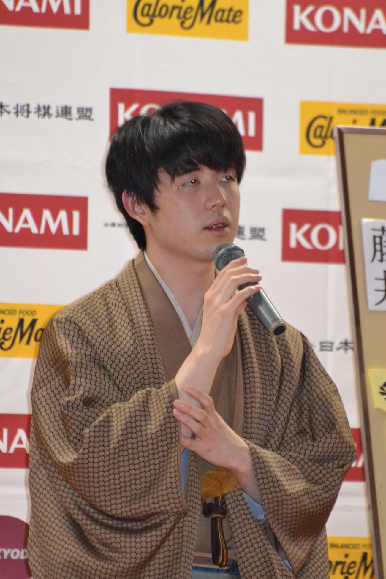 大盤解説会場でファンにあいさつする藤井聡太棋王
