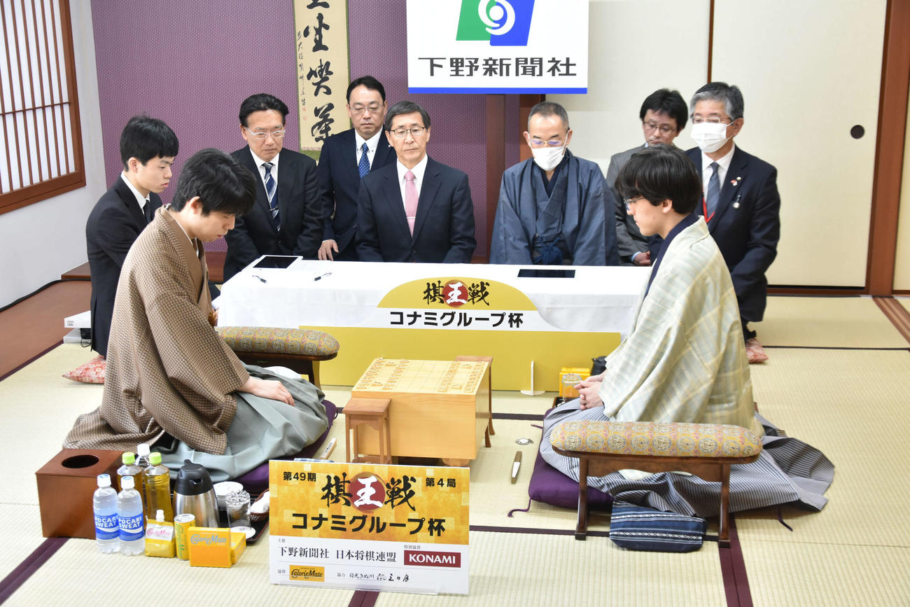 藤井聡太棋王（左）に伊藤匠七段（右）が挑戦する棋王戦第4局は伊藤の先手でスタート（日本将棋連盟提供）