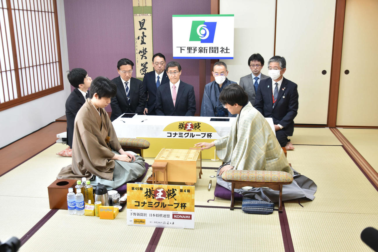 藤井聡太棋王（左）に伊藤匠七段（右）が挑戦する棋王戦第4局は伊藤の先手でスタート（日本将棋連盟提供）