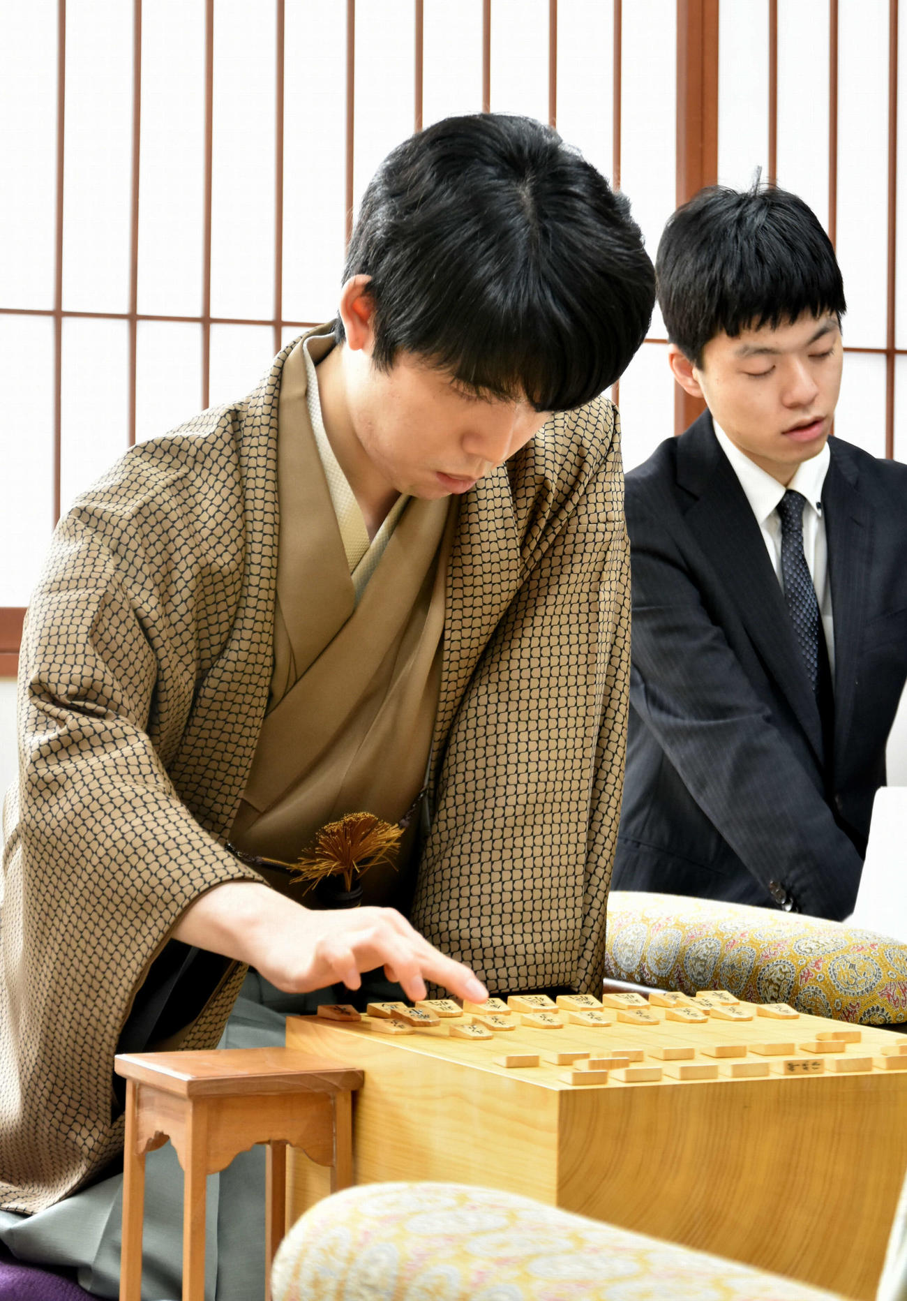 昨年6冠を獲得したとの同じ場所で8冠保持と初防衛を目指す藤井聡太棋王（日本将棋連盟提供）