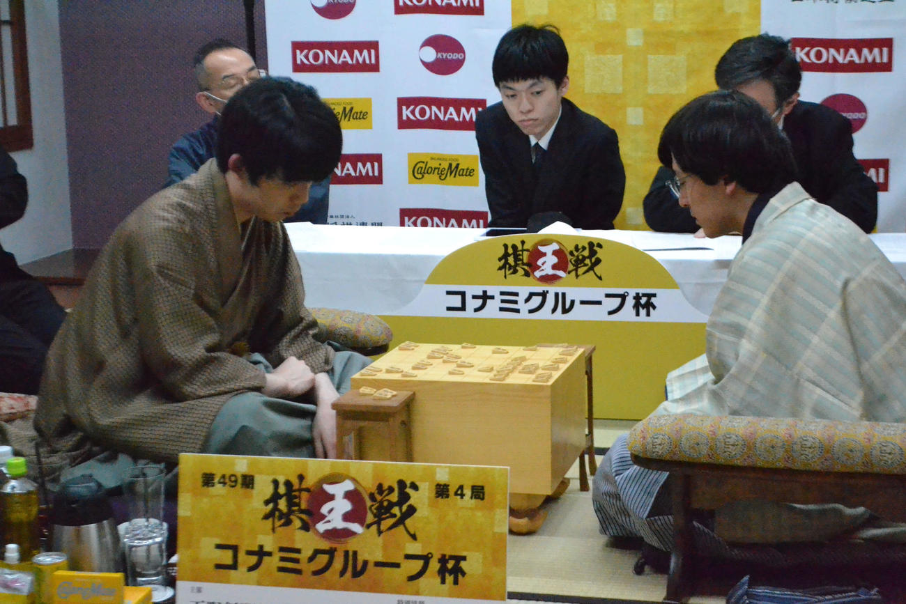 棋王戦5番勝負は藤井聡太棋王（左）が伊藤匠七段（右）を3勝1分けで下して初防衛