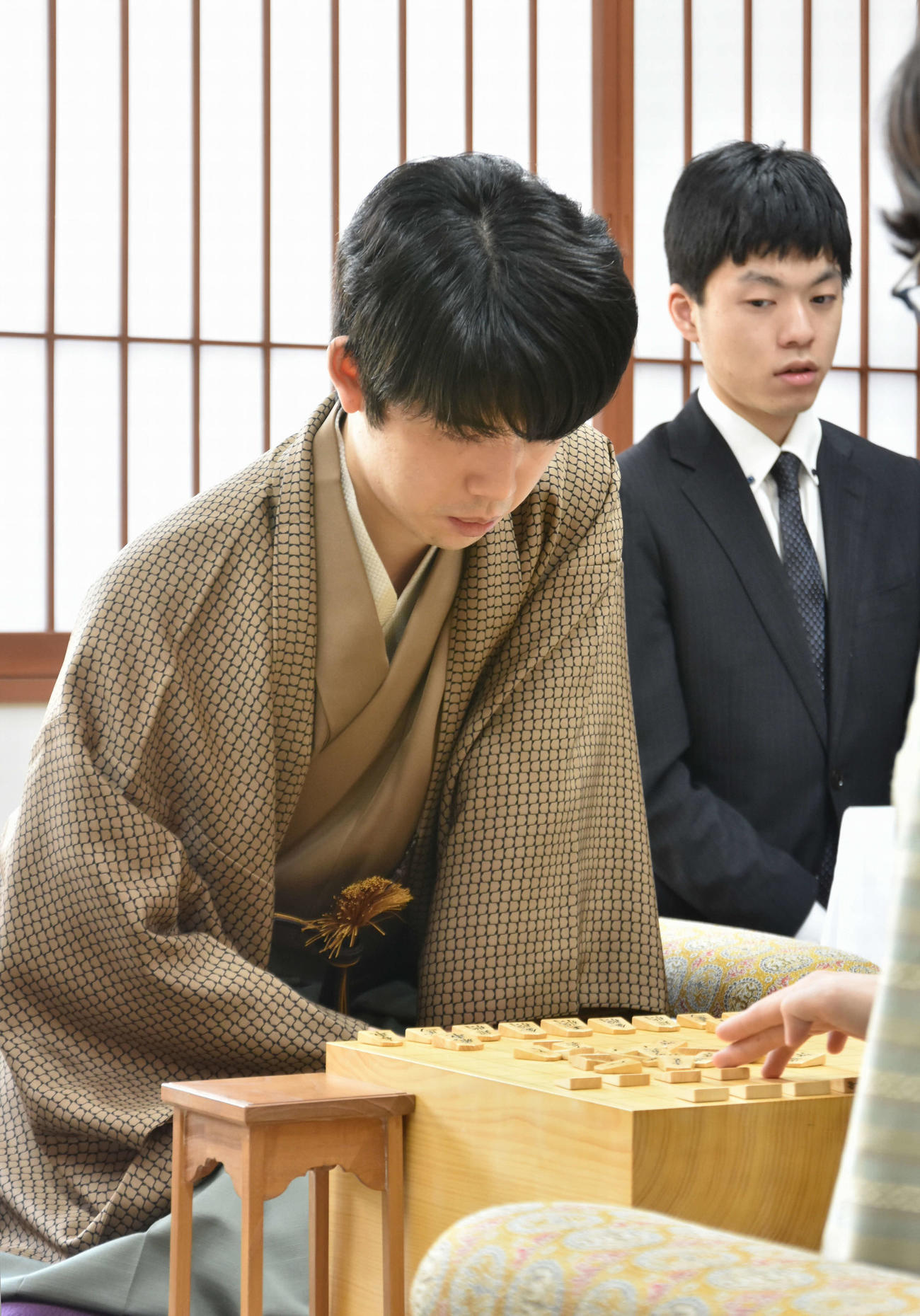 昨年6冠を獲得したとの同じ場所で8冠保持と初防衛を目指す藤井聡太棋王（日本将棋連盟提供）
