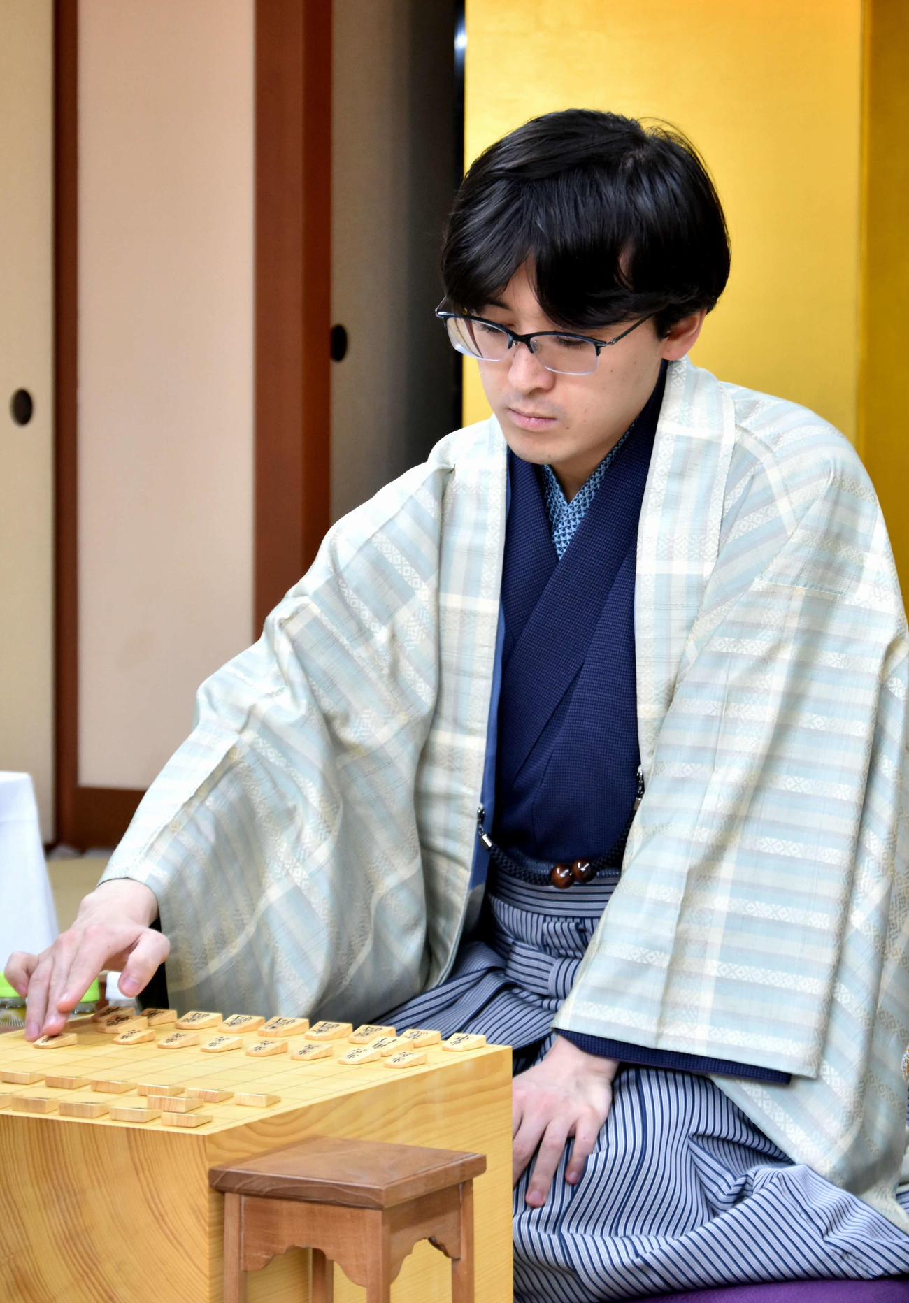 かど番をしのいで対藤井戦の初勝利を目指す伊藤匠七段（日本将棋連盟提供）