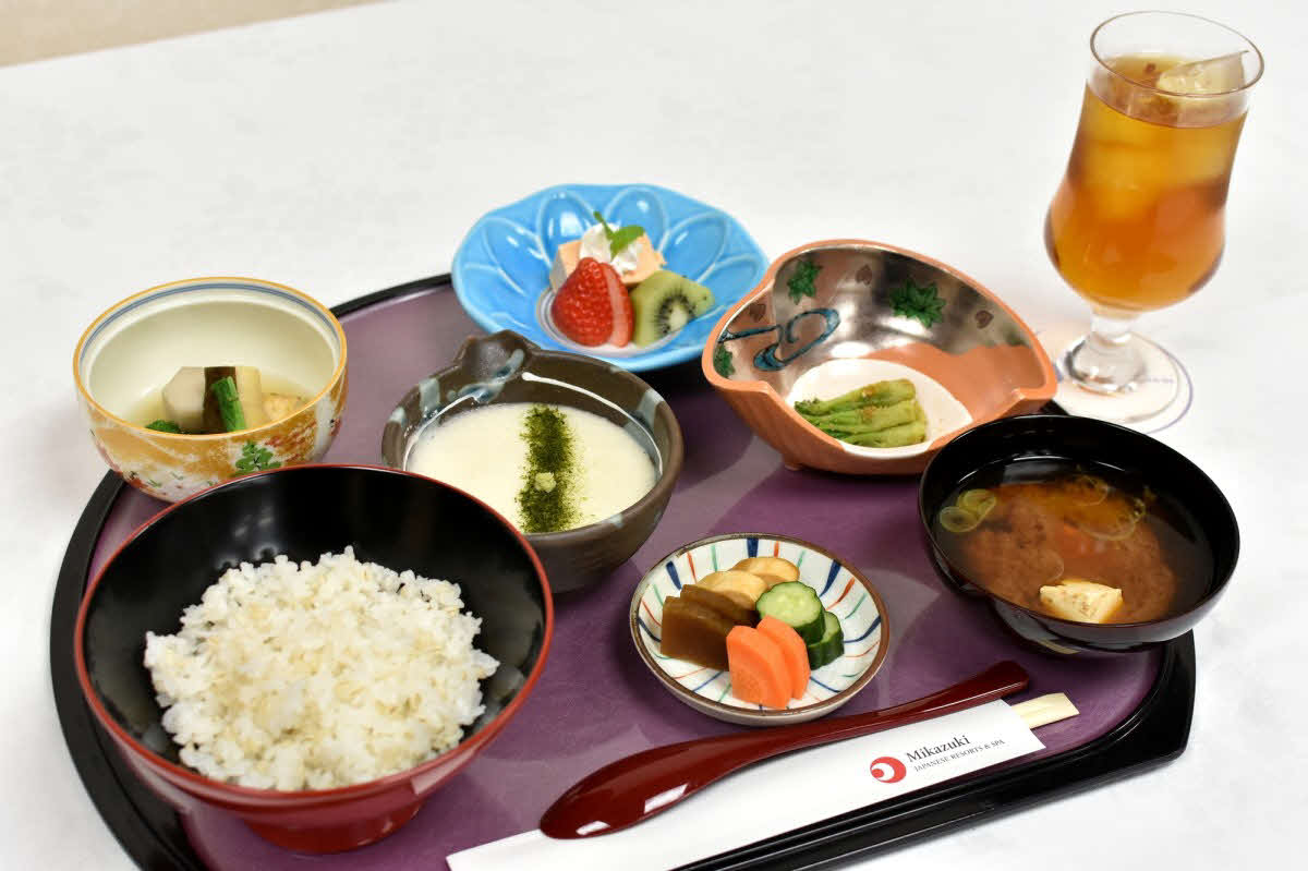 藤井聡太棋王の昼食は「麦とろ御膳」「ウーロン茶（アイス）」（日本将棋連盟提供）