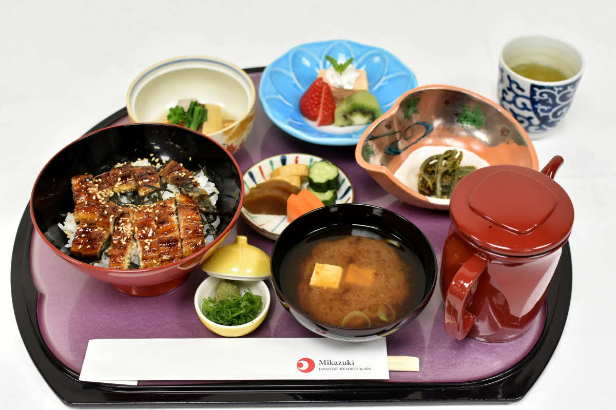 伊藤匠七段の昼食は「鰻御膳」「温かい緑茶」（日本将棋連盟提供）