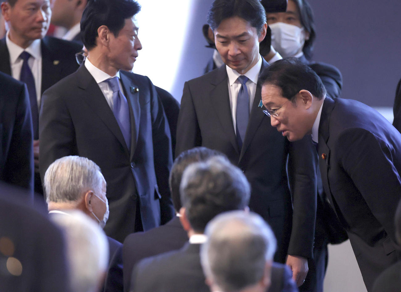 第91回自民党大会を前に、森喜朗元首相（手前左）にあいさつする岸田首相（代表撮影）