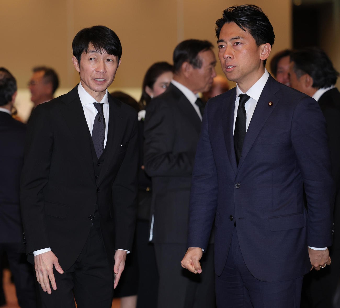 伊集院静さんお別れの会に参列した武豊（左）と小泉進次郎衆議院議員（撮影・野上伸悟）