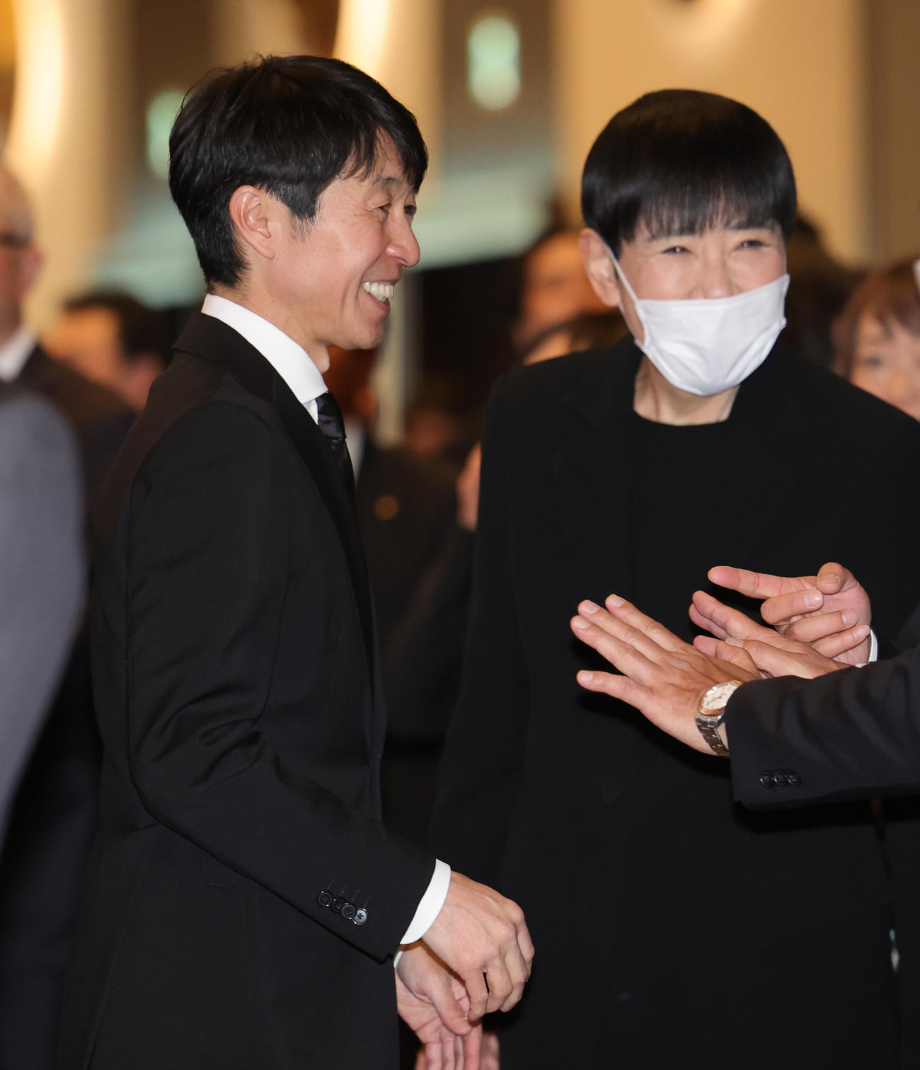 伊集院静さんお別れの会に参列した武豊（左）と和田アキ子（撮影・野上伸悟）