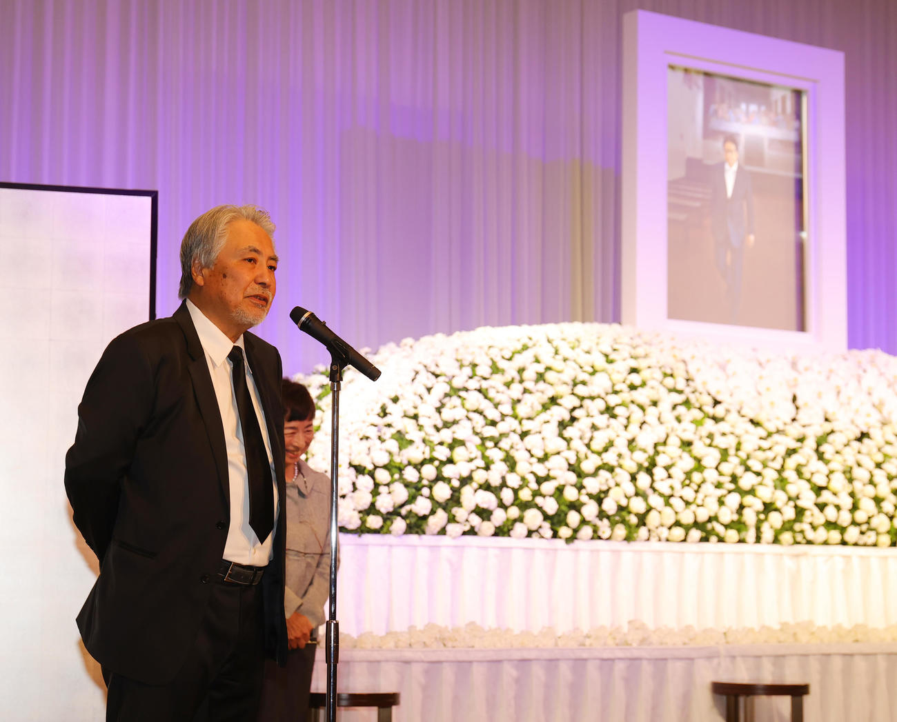 伊集院静さんお別れの会であいさつする大沢在昌氏（撮影・野上伸悟）