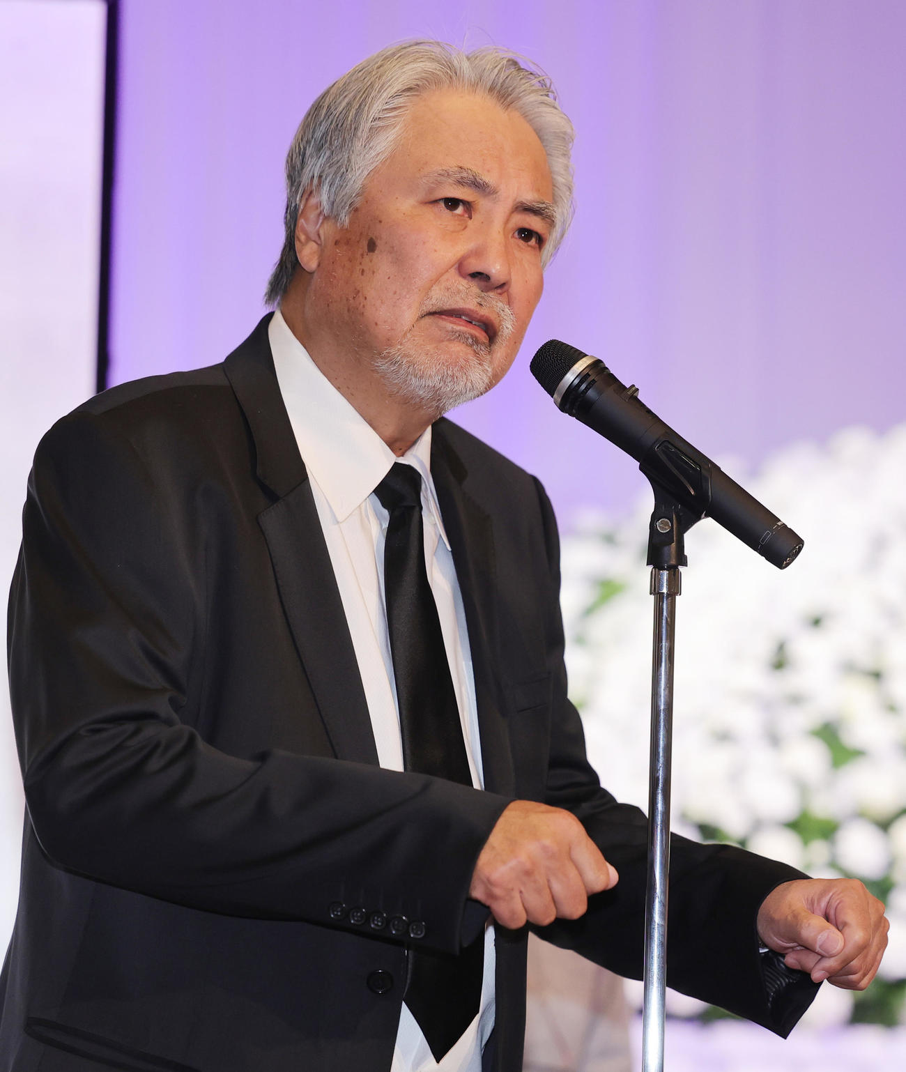 伊集院静さんお別れの会であいさつする大沢在昌氏（撮影・野上伸悟）